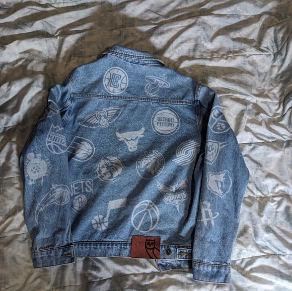 DRAKE'SOCTOBERS VERY OWN OVO x NBA TEAM ICONS DENIM JACKET. MEDIUM - Picture 2 of 7